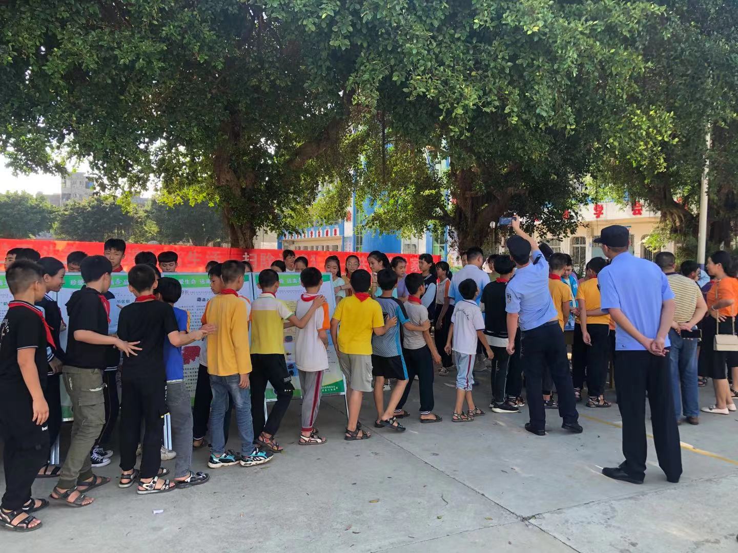 嶺北鎮(zhèn)到嶺北中心小學(xué)開展禁毒+反詐宣傳活動