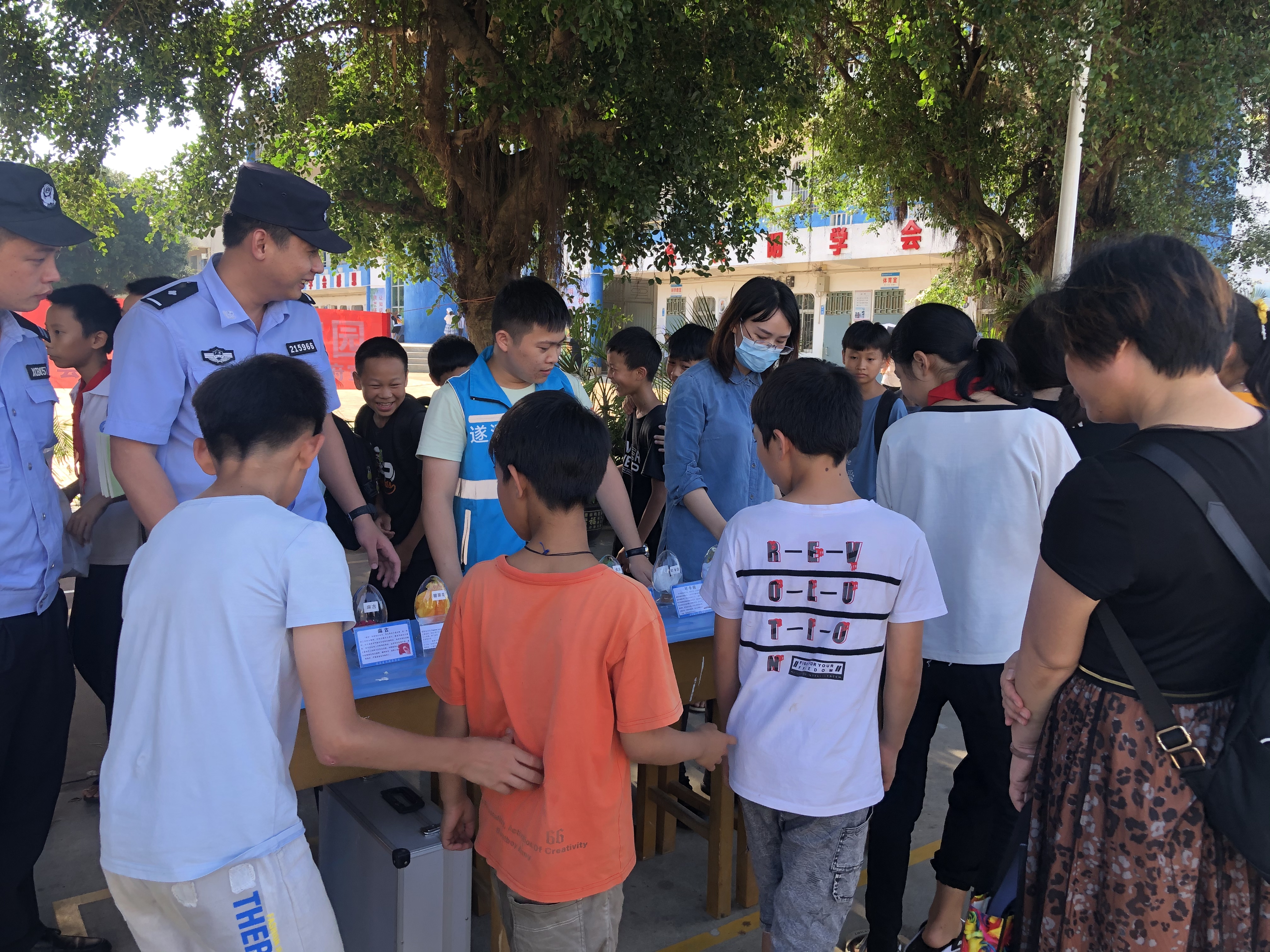 嶺北鎮(zhèn)到嶺北中心小學(xué)開展禁毒+反詐宣傳活動