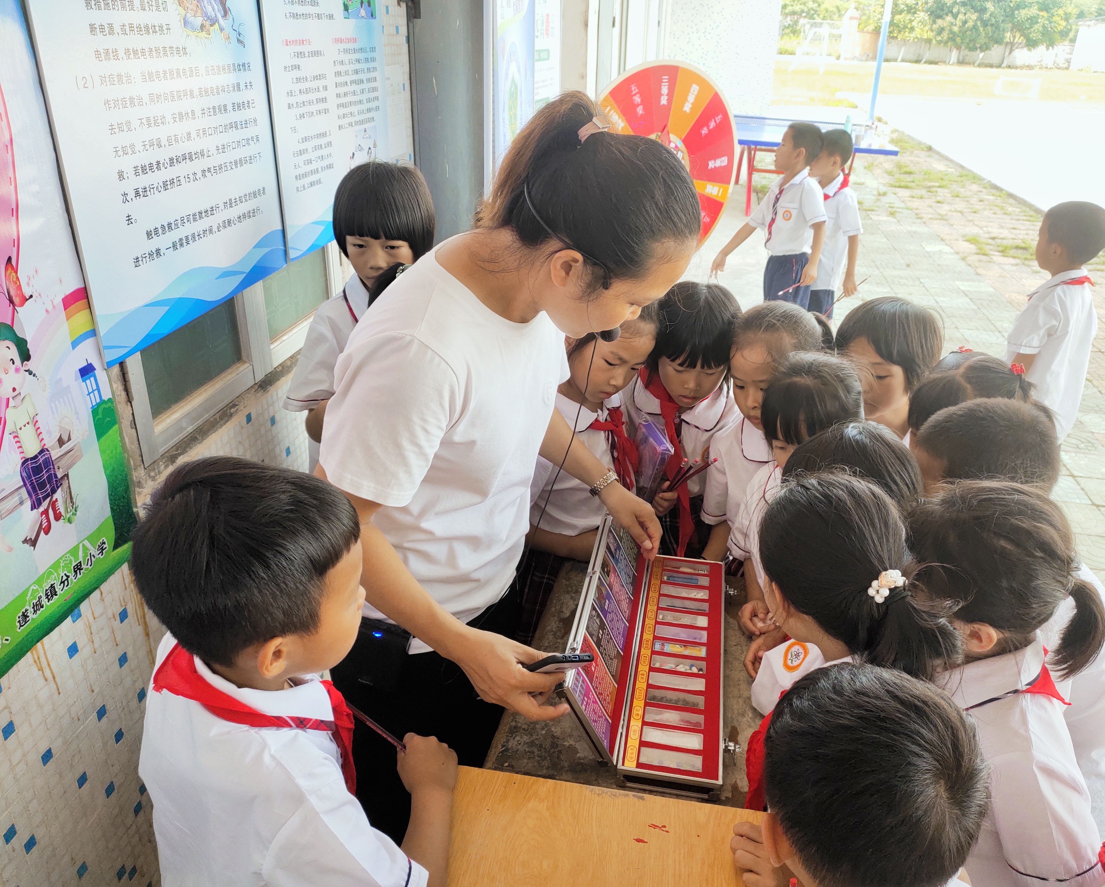 時(shí)間：2021年5月31日；地點(diǎn)：分界小學(xué)；主辦單位：團(tuán)縣委；活動(dòng)主題：遂溪縣2021年“慶六一 講安全”鄉(xiāng)村小學(xué)校園安全自護(hù)教育游園活動(dòng)9.jpg