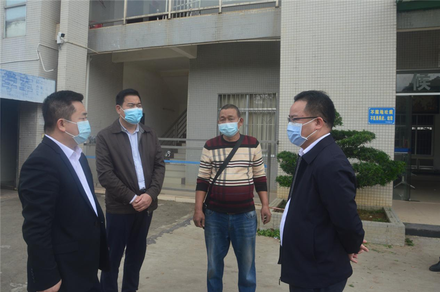 （劉桂興副縣長聽取客運站負責(zé)人匯報疫情防控情況）_副本.png