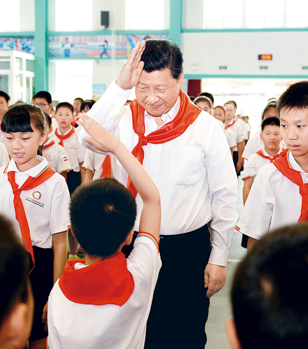 2014年5月30日上午，中共中央總書記、國家主席、中央軍委主席習近平來到北京市海淀區(qū)民族小學，參加慶?！傲弧眹H兒童節(jié)活動。這是習近平參加少先隊入隊儀式。 新華社記者 李濤/攝