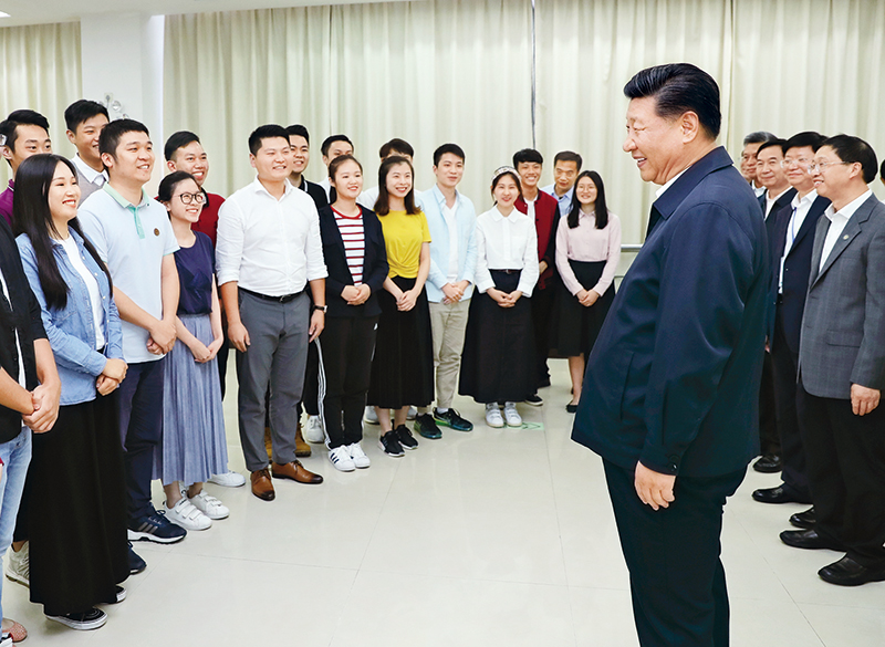 　　2018年10月22日至25日，中共中央總書記、國家主席、中央軍委主席習近平在廣東考察。這是10月24日下午，習近平在廣州考察暨南大學時同部分港澳臺同胞和海外僑胞學生交流。 新華社記者 鞠鵬/攝