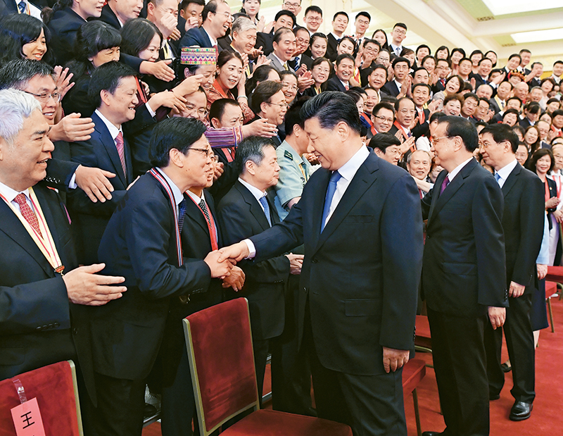 2019年9月10日，黨和國家領導人習近平、李克強、王滬寧等在北京人民大會堂會見慶祝2019年教師節(jié)暨全國教育系統(tǒng)先進集體和先進個人表彰大會受表彰代表。 新華社記者 申宏/攝