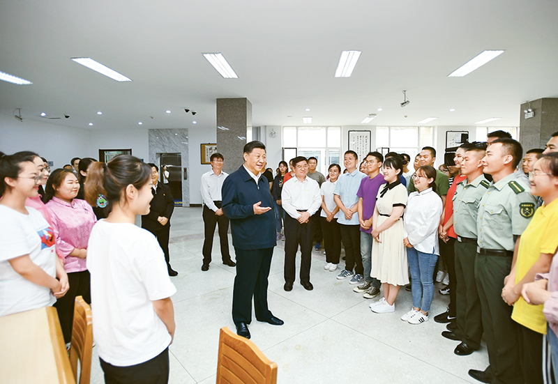 2019年7月15日至16日，中共中央總書記、國家主席、中央軍委主席習近平在內(nèi)蒙古考察并指導開展“不忘初心、牢記使命”主題教育。這是16日上午，習近平在內(nèi)蒙古大學圖書館同學生們親切交談，勉勵他們志存高遠、腳踏實地、發(fā)奮圖強。 新華社記者 謝環(huán)馳/攝
