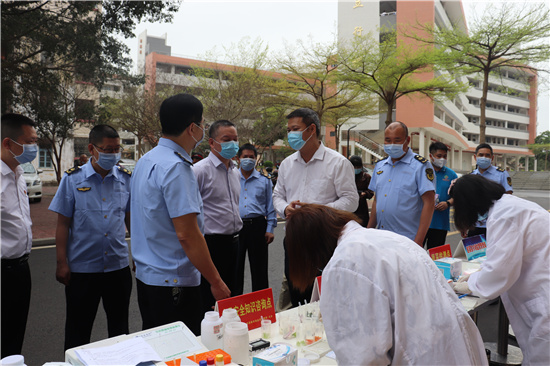 遂溪縣市監(jiān)局黨組書記、局長鄭高科對校園食品安全進(jìn)行督導(dǎo)1.jpg