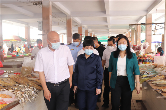 查看洋青農(nóng)貿(mào)市場市場整體經(jīng)營環(huán)境、基礎設施、管理設施等硬件建設情況.jpg