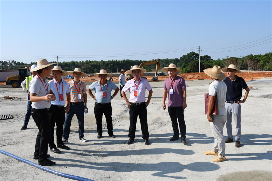 （人大代表們視察下六振興文化廣場建設項目）.jpg