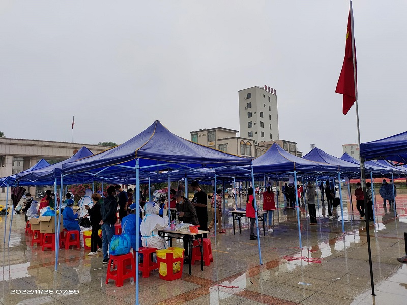 8核酸檢測(cè)現(xiàn)場(chǎng)，黨旗高高飄揚(yáng).jpg