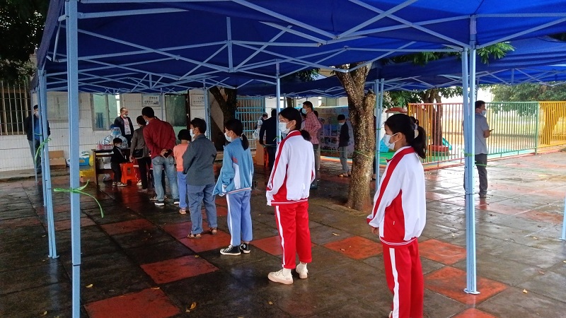 9核酸檢測(cè)現(xiàn)場(chǎng)，群眾有序排隊(duì).jpg