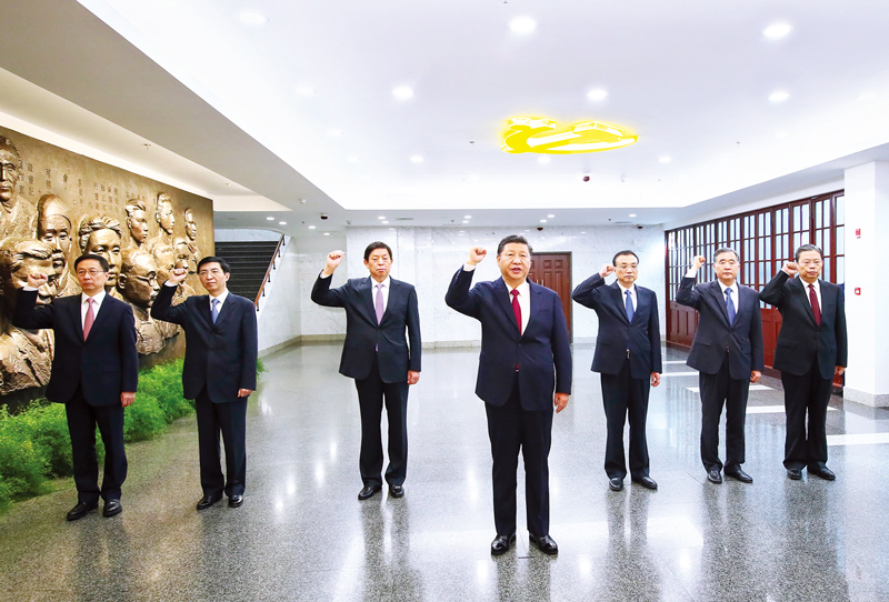 　2017年10月31日，中共中央總書記、國(guó)家主席、中央軍委主席習(xí)近平帶領(lǐng)中共中央政治局常委李克強(qiáng)、栗戰(zhàn)書、汪洋、王滬寧、趙樂際、韓正，瞻仰上海中共一大會(huì)址和浙江嘉興南湖紅船。這是31日上午，在上海中共一大會(huì)址紀(jì)念館，習(xí)近平帶領(lǐng)其他中共中央政治局常委同志一起重溫入黨誓詞。 新華社記者 蘭紅光/攝