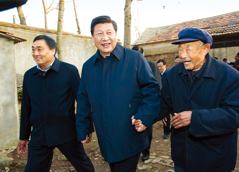　2013年11月24日至28日，中共中央總書記、國(guó)家主席、中央軍委主席習(xí)近平在山東考察。 這是25日下午，習(xí)近平在地處沂蒙老區(qū)的臨沭縣曹莊鎮(zhèn)朱村親切地拉著83歲的“老支前”王克昌的手去他家看望。 新華社記者 謝環(huán)馳/攝