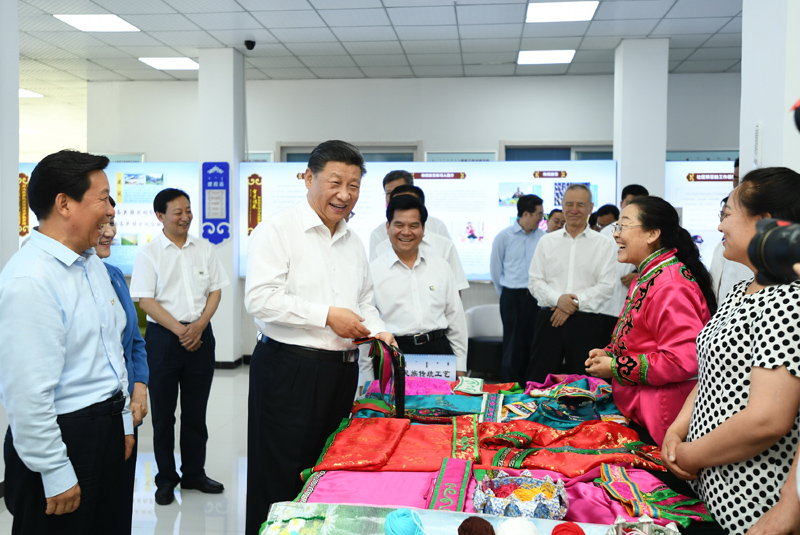 7月15日至16日，中共中央總書記、國家主席、中央軍委主席習(xí)近平在內(nèi)蒙古考察并指導(dǎo)開展“不忘初心、牢記使命”主題教育。這是15日上午，習(xí)近平在赤峰市松山區(qū)興安街道臨潢家園社區(qū)，同社區(qū)居民親切交流。