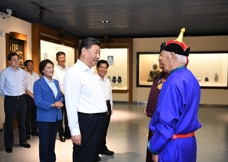 7月15日至16日，中共中央總書記、國家主席、中央軍委主席習(xí)近平在內(nèi)蒙古考察并指導(dǎo)開展“不忘初心、牢記使命”主題教育。這是15日上午，習(xí)近平在赤峰博物館同古典民族史詩《格薩（斯）爾》非物質(zhì)文化遺產(chǎn)傳承人親切交談。