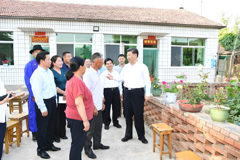 7月15日至16日，中共中央總書記、國家主席、中央軍委主席習(xí)近平在內(nèi)蒙古考察并指導(dǎo)開展“不忘初心、牢記使命”主題教育。這是15日下午，習(xí)近平在赤峰市喀喇沁旗河南街道馬鞍山村村民張國利家，同基層干部群眾代表親切交流。