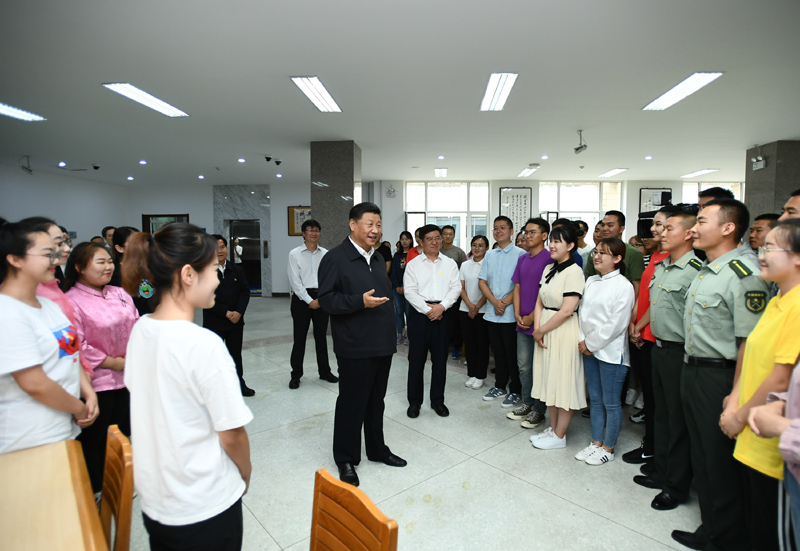 7月15日至16日，中共中央總書記、國家主席、中央軍委主席習(xí)近平在內(nèi)蒙古考察并指導(dǎo)開展“不忘初心、牢記使命”主題教育。這是16日上午，習(xí)近平在內(nèi)蒙古大學(xué)圖書館同學(xué)生們親切交談，勉勵他們志存高遠、腳踏實地、發(fā)奮圖強。