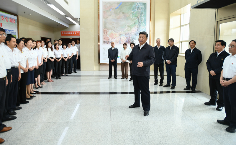 7月15日至16日，中共中央總書記、國家主席、中央軍委主席習(xí)近平在內(nèi)蒙古考察并指導(dǎo)開展“不忘初心、牢記使命”主題教育。這是16日上午，習(xí)近平到內(nèi)蒙古自治區(qū)自然資源廳，實地調(diào)研指導(dǎo)開展“不忘初心、牢記使命”主題教育。