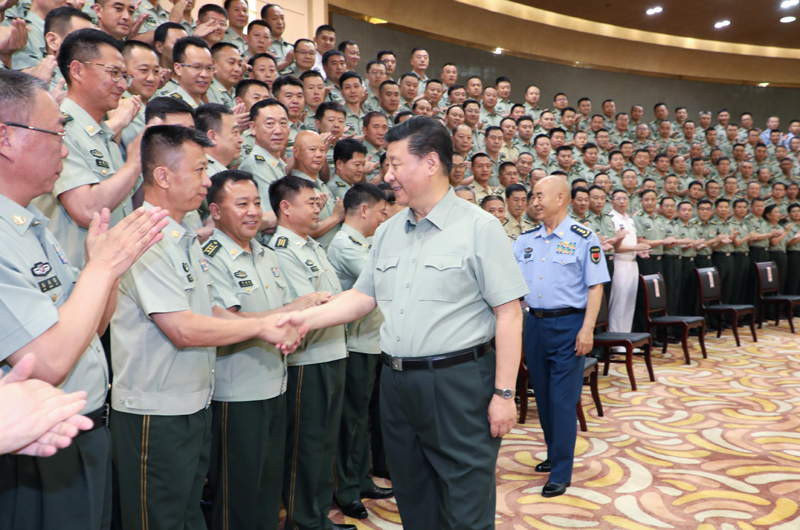 7月15日至16日，中共中央總書記、國家主席、中央軍委主席習(xí)近平在內(nèi)蒙古考察并指導(dǎo)開展“不忘初心、牢記使命”主題教育。這是16日上午，習(xí)近平在呼和浩特親切接見駐內(nèi)蒙古部隊副師職以上領(lǐng)導(dǎo)干部和團級單位主官，代表黨中央和中央軍委向駐內(nèi)蒙古部隊全體官兵致以誠摯問候。