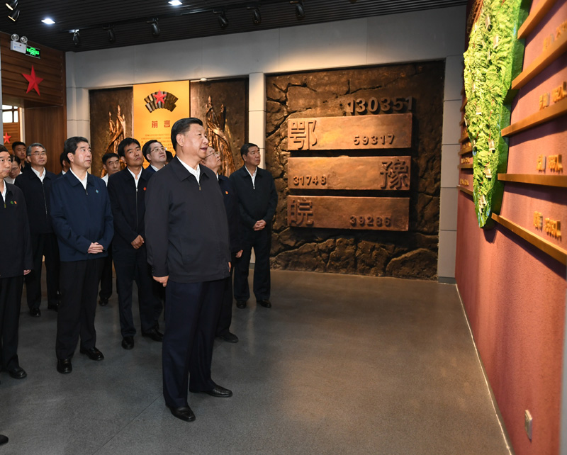 9月16日至18日，中共中央總書(shū)記、國(guó)家主席、中央軍委主席習(xí)近平在河南考察。這是16日下午，習(xí)近平來(lái)到位于信陽(yáng)市新縣的鄂豫皖蘇區(qū)首府烈士陵園，瞻仰革命烈士紀(jì)念堂。 新華社記者 謝環(huán)馳 攝