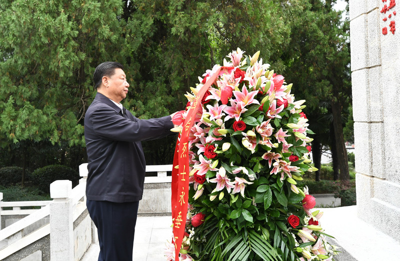 　　9月16日至18日，中共中央總書(shū)記、國(guó)家主席、中央軍委主席習(xí)近平在河南考察。這是16日下午，習(xí)近平來(lái)到位于信陽(yáng)市新縣的鄂豫皖蘇區(qū)首府烈士陵園，瞻仰革命烈士紀(jì)念碑，向革命先烈敬獻(xiàn)花籃。 新華社記者 謝環(huán)馳 攝