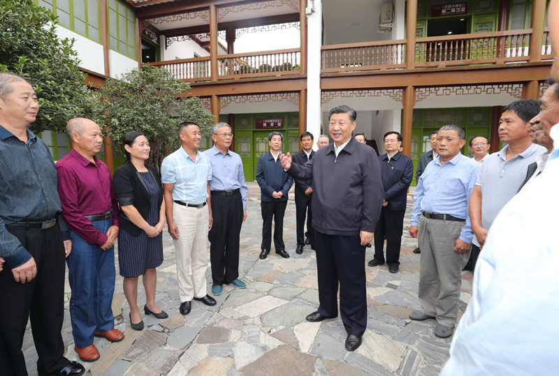 　　9月16日至18日，中共中央總書(shū)記、國(guó)家主席、中央軍委主席習(xí)近平在河南考察。這是16日下午，習(xí)近平在位于信陽(yáng)市新縣的鄂豫皖蘇區(qū)首府革命博物館，同當(dāng)?shù)丶t軍后代、革命烈士家屬代表親切交談。 新華社記者 鞠鵬 攝