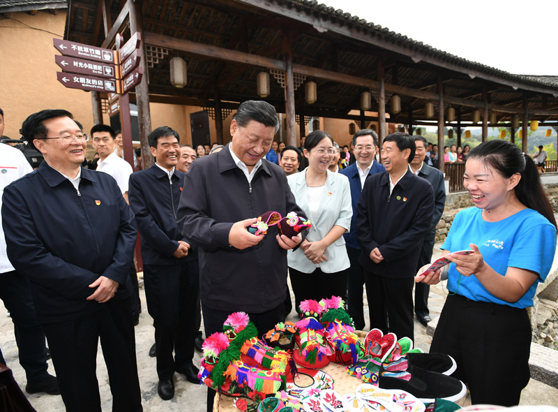 　　9月16日至18日，中共中央總書(shū)記、國(guó)家主席、中央軍委主席習(xí)近平在河南考察。這是16日下午，習(xí)近平在信陽(yáng)市新縣田鋪鄉(xiāng)田鋪大塆考察調(diào)研。 新華社記者 謝環(huán)馳 攝