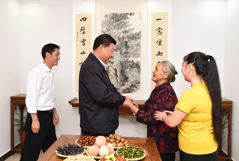 　　9月16日至18日，中共中央總書(shū)記、國(guó)家主席、中央軍委主席習(xí)近平在河南考察。這是16日下午，習(xí)近平在信陽(yáng)市新縣田鋪鄉(xiāng)田鋪大塆“老家寒舍”民宿店，同店主一家親切交談。 新華社記者 謝環(huán)馳 攝