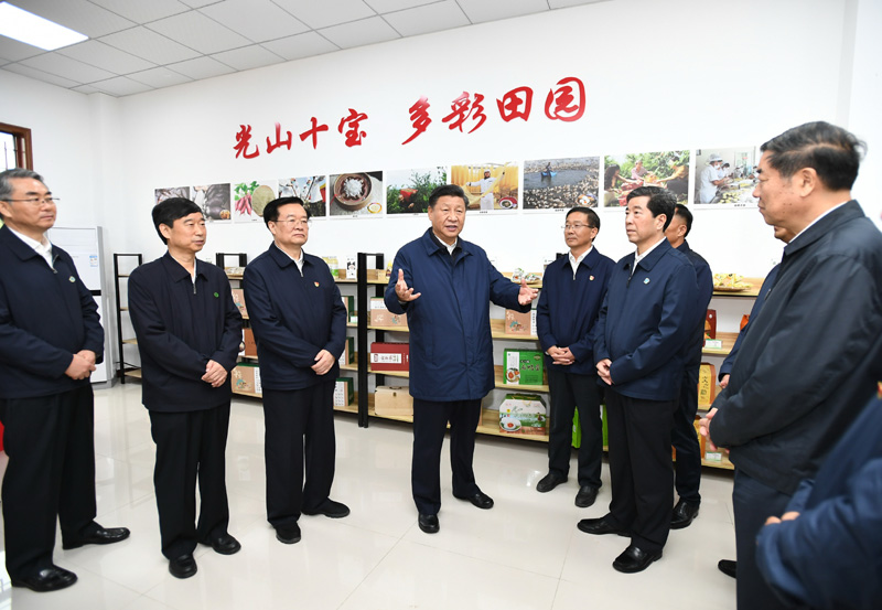 9月16日至18日，中共中央總書(shū)記、國(guó)家主席、中央軍委主席習(xí)近平在河南考察。這是17日上午，習(xí)近平在信陽(yáng)市光山縣文殊鄉(xiāng)東岳村文化接待中心，了解光山縣脫貧工作和中辦在光山縣扶貧工作情況。新華社記者 謝環(huán)馳 攝