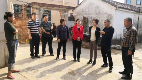 走訪(fǎng)慰問(wèn)貧困戶(hù).jpg