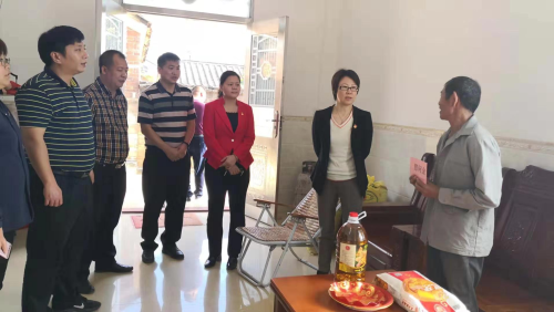 慰問(wèn)貧困戶(hù).jpg