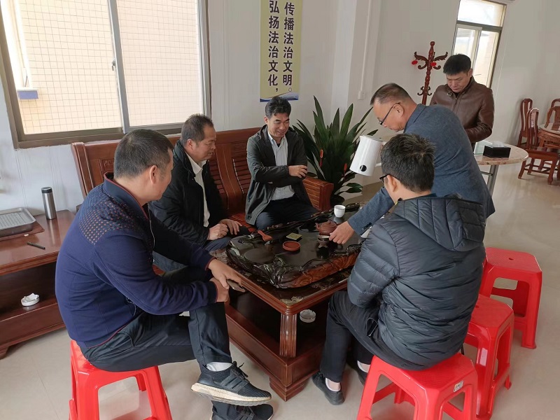2 鎮(zhèn)領導與新海茂董事長陳國良促膝長談，傾聽企業(yè)心聲.jpg