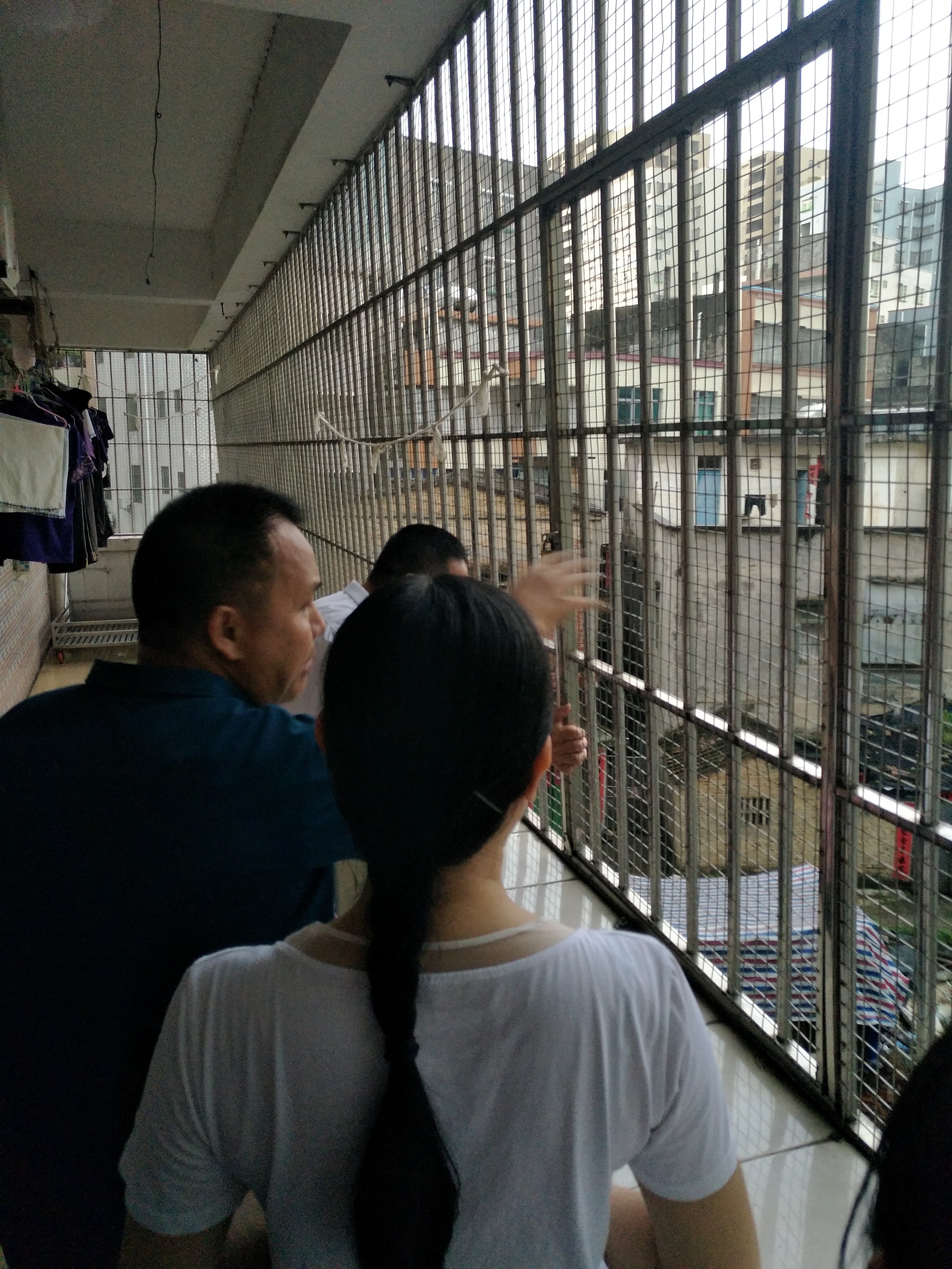 2020年7月2日下午王燕果到達(dá)福利院進(jìn)行安全消防檢查——檢查防護(hù)欄.jpg