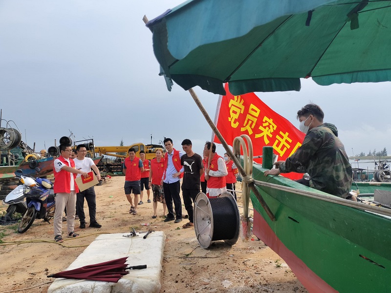 12 埠頭村臨時黨支部檢查漁船安置情況，勸導(dǎo)養(yǎng)殖戶離開危險地帶.jpg