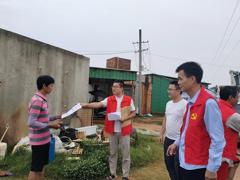 13 埠頭村臨時黨支部檢查漁船安置情況，勸導(dǎo)養(yǎng)殖戶離開危險地帶.jpg