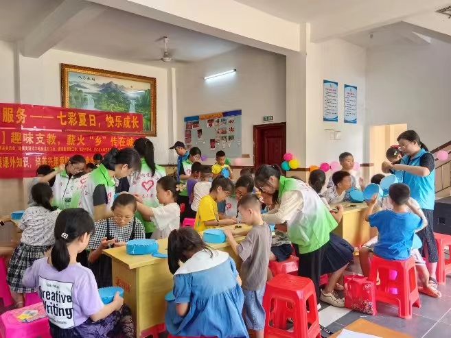 湛江幼兒師范專科學(xué)校薪火“鄉(xiāng)”傳支教隊(duì)開展紅色文化愛國教育.jpg