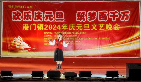 呂愛(ài)蓮書(shū)記表演快板：永遠(yuǎn)跟黨走.jpg