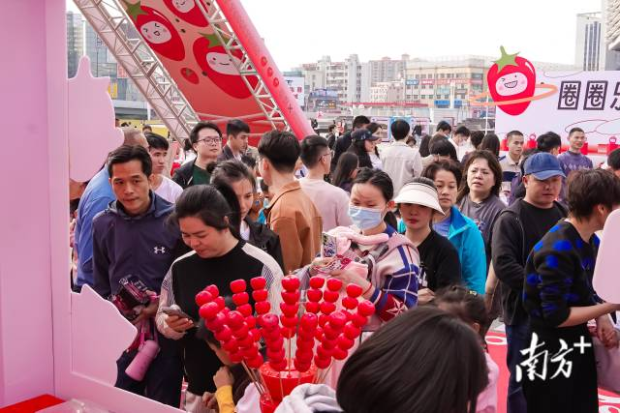  冰糖圣女果展位前人頭攢動(dòng)。