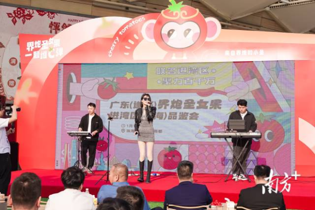 現(xiàn)場(chǎng)樂(lè)隊(duì)演奏，點(diǎn)燃熱烈氛圍。