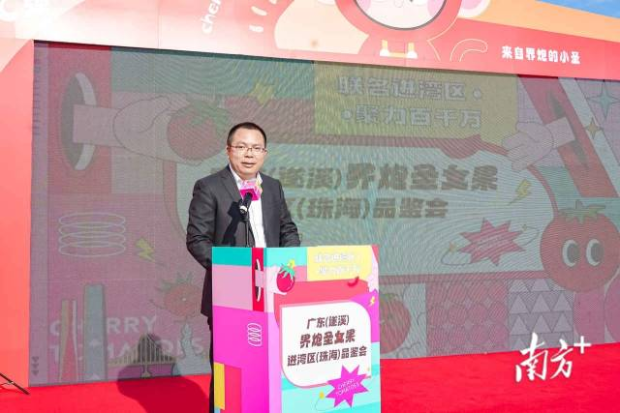 遂溪縣委常委、副縣長(zhǎng)龐宇致歡迎辭。