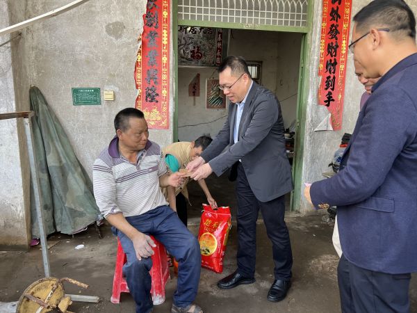 慰問(wèn)困難群眾.jpg