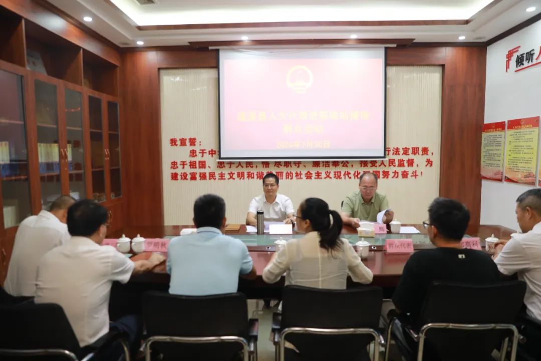 駱華慶到北坡鎮(zhèn)人大代表中心聯(lián)絡站接待群眾