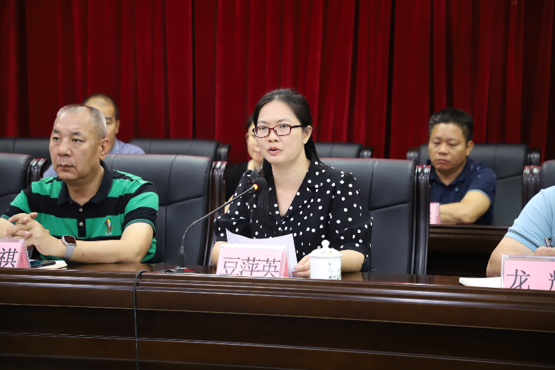 豆萍英同志作宣講主題報(bào)告.JPG
