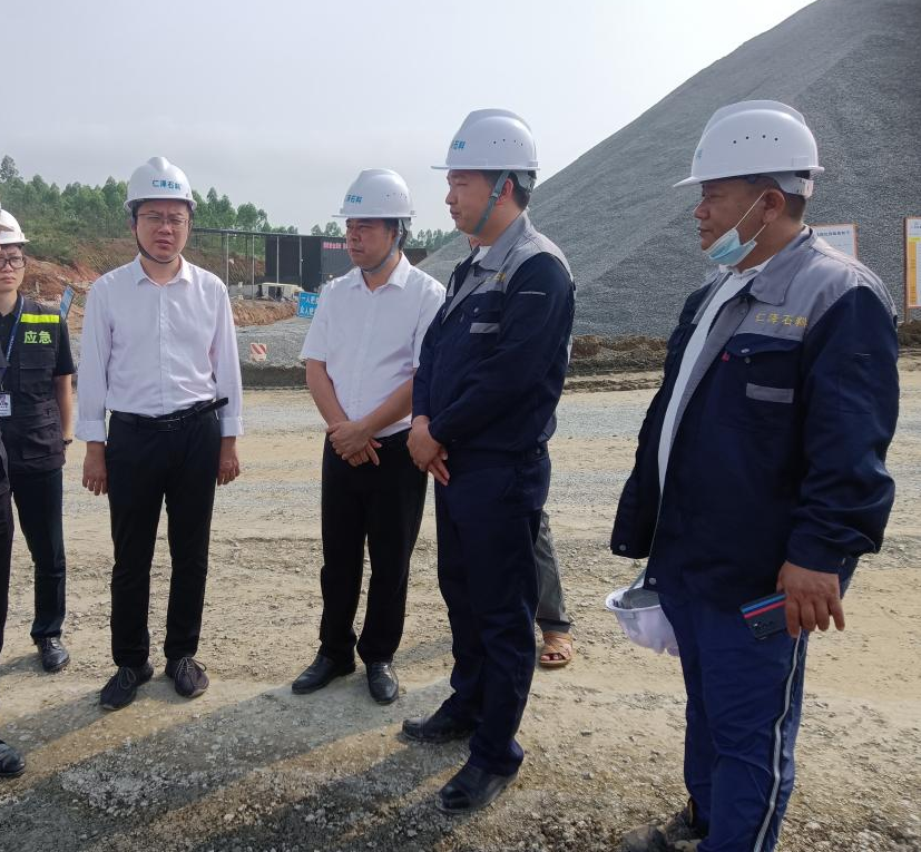 縣委常委、常務(wù)副縣長許阮鋒率隊檢查清明節(jié)期間安全防范工作2.png