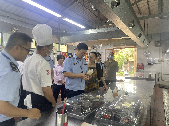 “牢”筑食安基 平安在行“動(dòng)”——遂溪縣市場(chǎng)監(jiān)督管理局開(kāi)展“五一”勞動(dòng)節(jié)前食品安全專項(xiàng)檢查