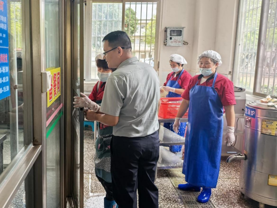 常抓不懈  嚴(yán)管嚴(yán)控 筑牢食品安全防線——港門鎮(zhèn)開展轄區(qū)校園食品安全專項檢查