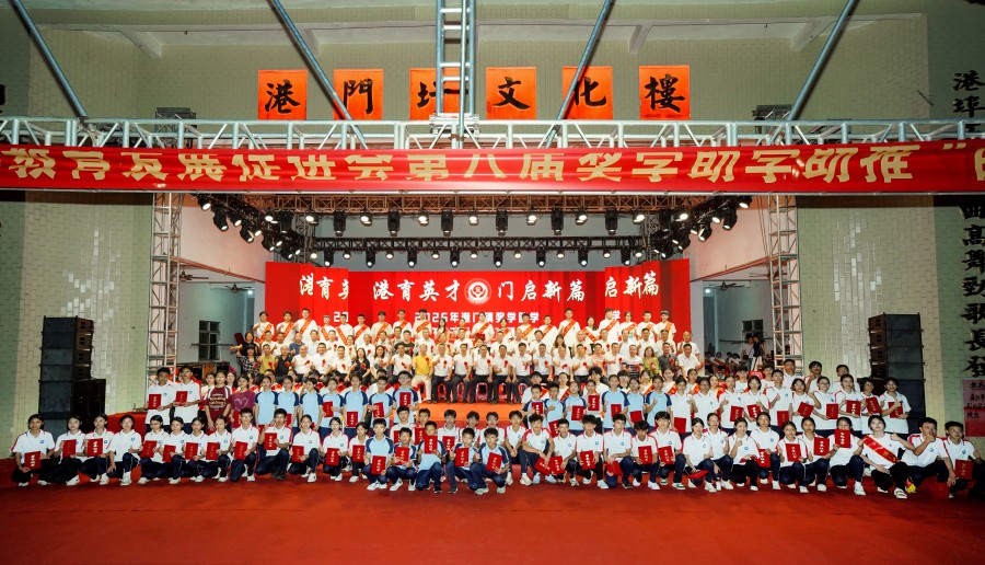 領(lǐng)導嘉賓和獲獎學子合影留念.JPG