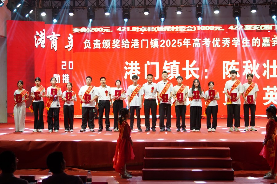 領(lǐng)導嘉賓為優(yōu)秀大學生頒獎2.JPG