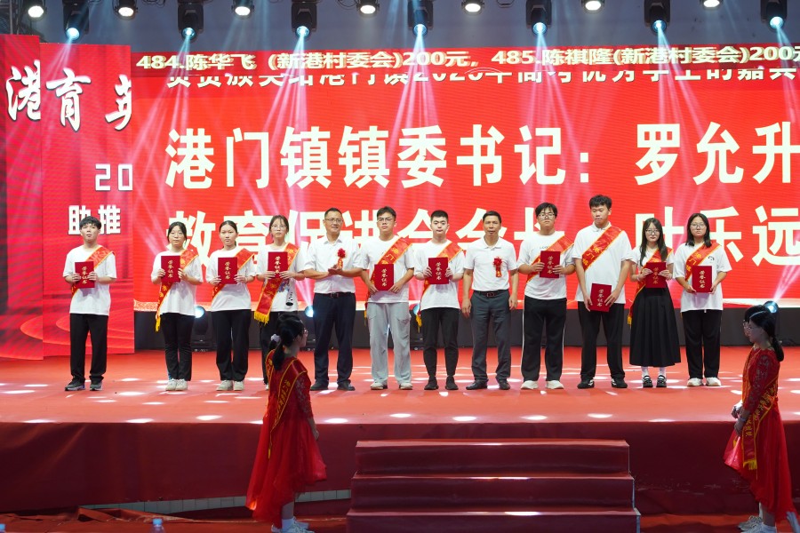 領(lǐng)導嘉賓為優(yōu)秀大學生頒獎4.JPG