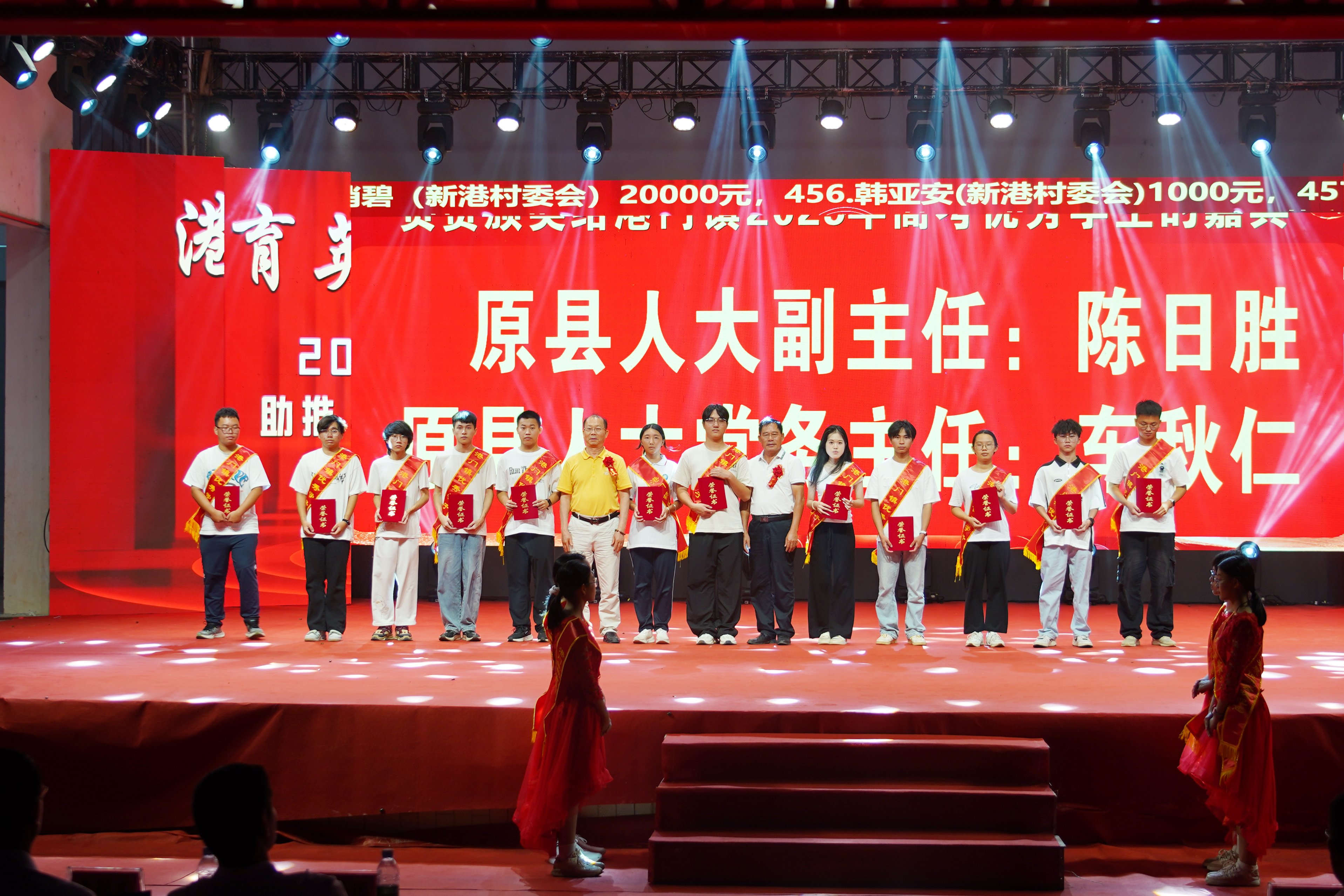 領(lǐng)導嘉賓為優(yōu)秀大學生頒獎3.JPG