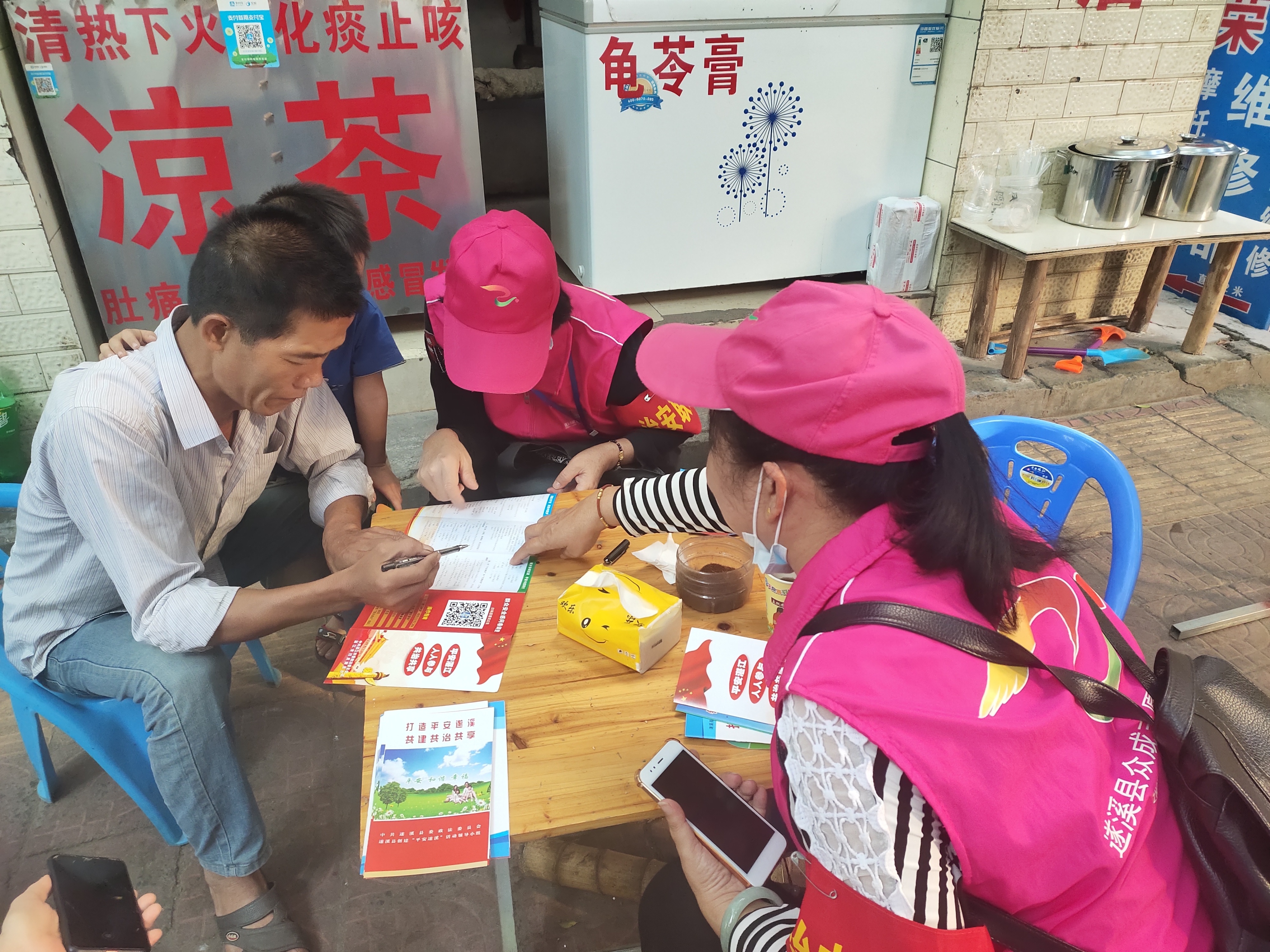 10月26日，團縣委組織志愿者組建“治安聯(lián)防”志愿者服務(wù)隊1.jpg