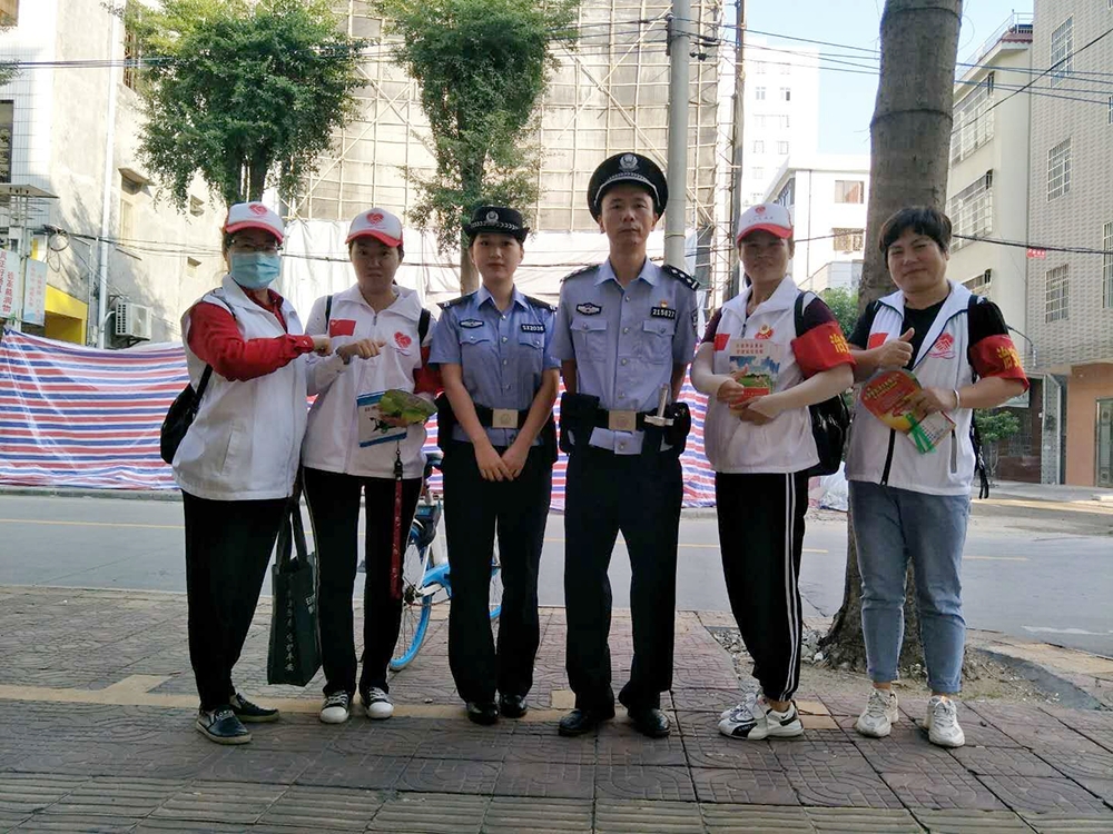 10月26日，團縣委組織志愿者組建“治安聯(lián)防”志愿者服務(wù)隊7.jpg
